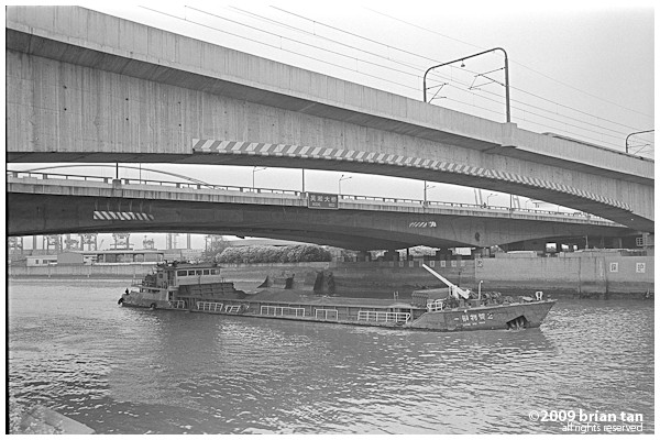 Barge going under Yixian Elevated Road and the metro line