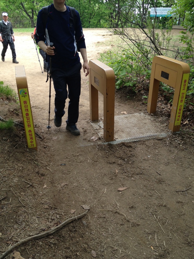  Not sure if these electronic turnstiles are working. There was only one set that I encountered. It could be for counting hikers.  