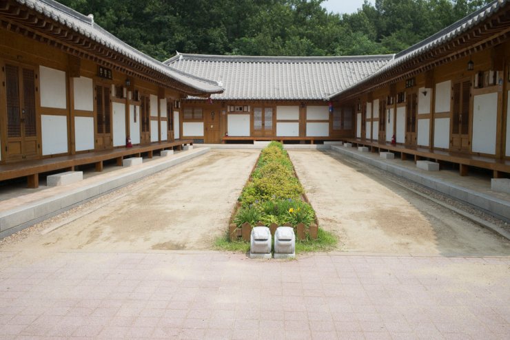 Inside the Hanok village. Not really visible here, but entrance to each door is by NFC keycard. Nice.  